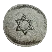 Кипа Белая вязанная с серебряной звездой и окантовкой, диаметр 17см